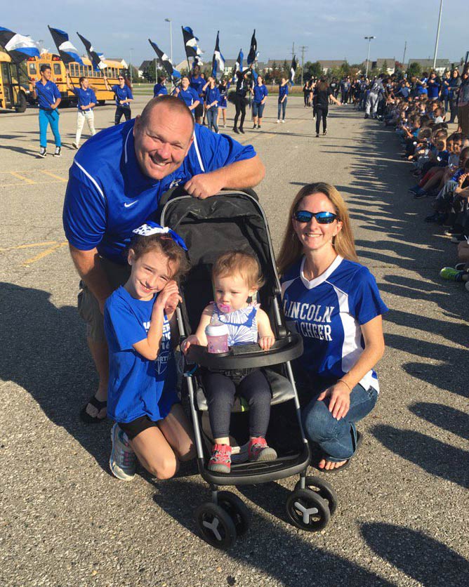 Lincoln family poses together during 2016 Homecoming Elementary Tailgate