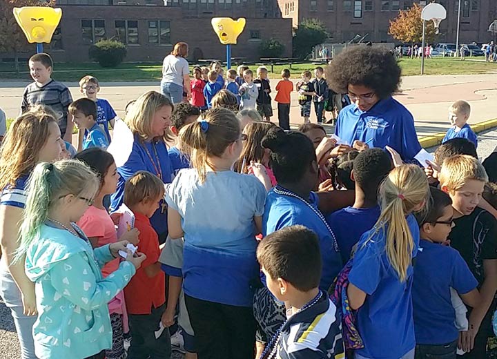 Elementary students get student athlete autographs at Homecoming 2016 tailgate